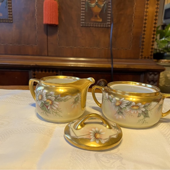 Antique KPM Creamer and Sugar with Lid--Pretty Daisy Pattern - Picture 2 of 4